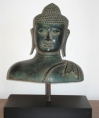 Buste de bouddha sur socle